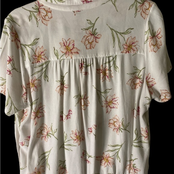 Torrid Cream & Floral Blouse Sz 1.#11773230 cinched back hem. - Picture 4 of 8